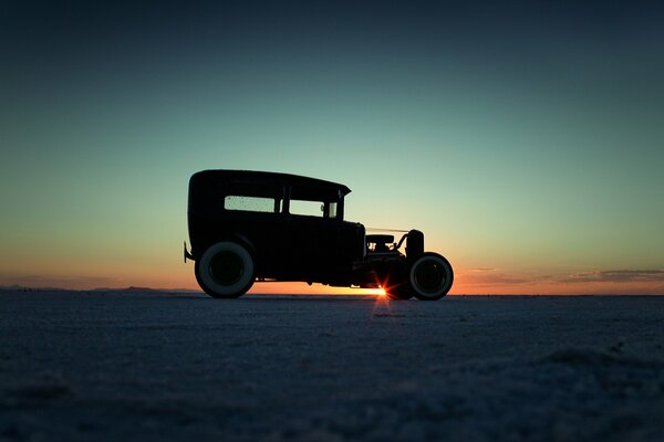 Atom-Fahrzeug im Retro-Stil bei Sonnenuntergang