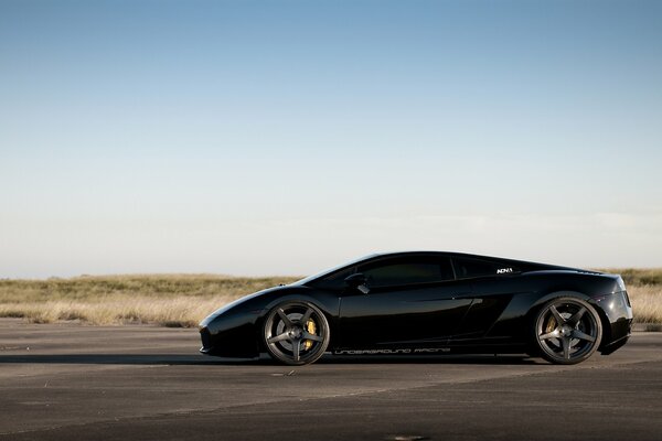 Czarne Lamborghini Gallardo tuningowane