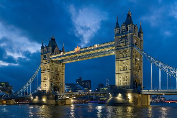 London Bridge over the river lighting up the water