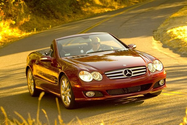 Девушка за рулем mercedes sl 550 вызывает уважение