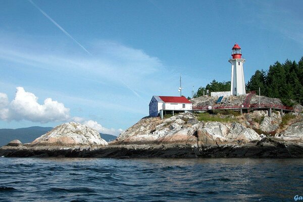 Phare sur les rives de la mer calme