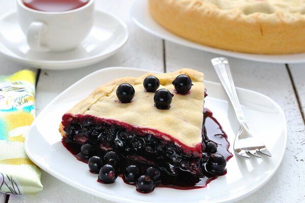 Postre en forma de pastel de grosella negra