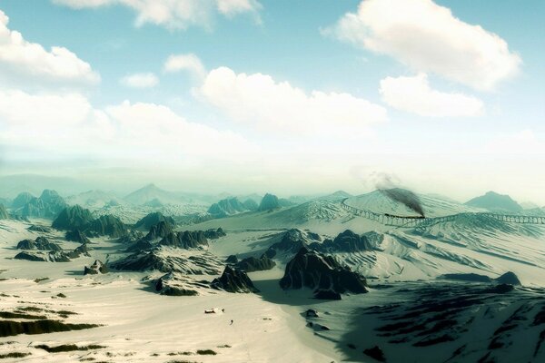 Cielo blu sopra le montagne di sabbia deserte