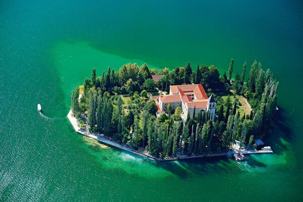 Wyspa w Chorwacji na środku morza