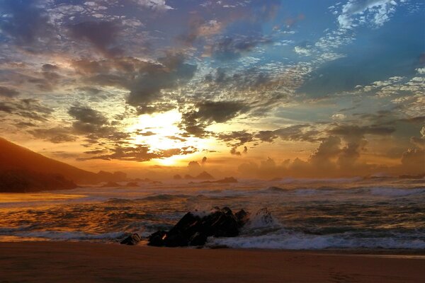 Impresionante puesta de sol en medio de las olas