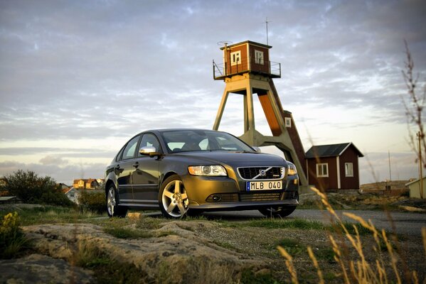 Samochód Volvo S40 w wiejskim krajobrazie