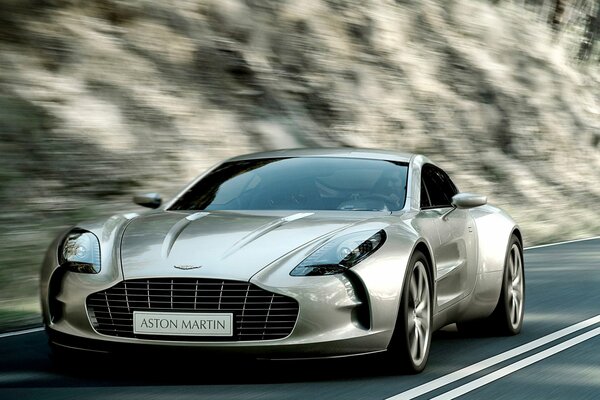 Ein Aston Martin rast mit Geschwindigkeit