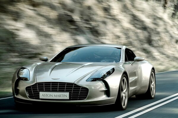 Aston Martin jedzie z dużą prędkością