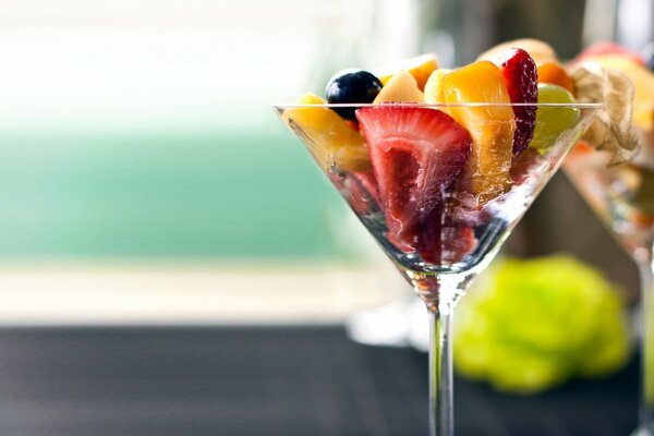 Délicieux cocktail dans un verre de fruits