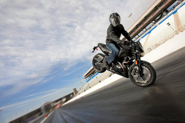 Der Fahrer, der das Sportbike auf das Vorderrad gesetzt hat