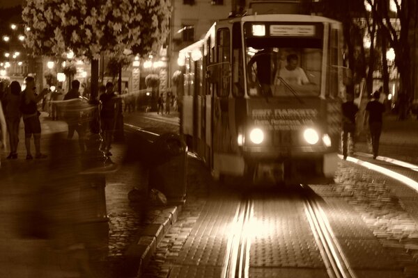 Fahrt mit der Straßenbahn durch die Abendstadt