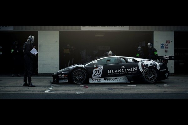 La supercar nera con spoiler si è fermata al pit stop