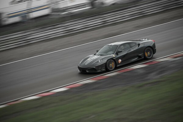 Foto di una Ferrari F430 in pista