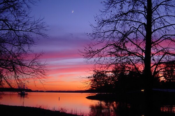 La lumière du soleil se reflète dans la rivière