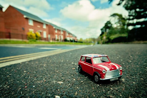 Foto macro dell automobile giocattolo rossa mini sull asfalto
