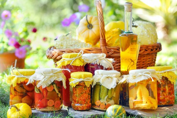 Pots de cornichons. Fleurs et citrouilles. dans le panier