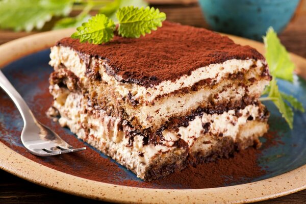 Tranche de gâteau avec du cacao saupoudré sur le dessus