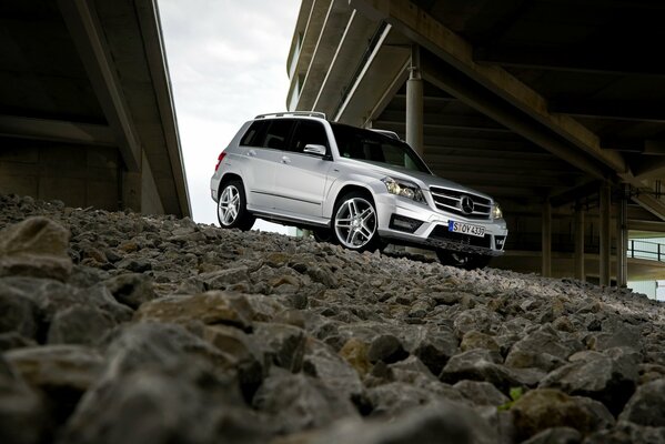 Mercedes Benz glk250 auf Brückenhintergrund