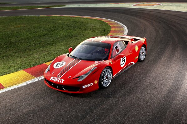 Ferrari rossa da corsa in pista