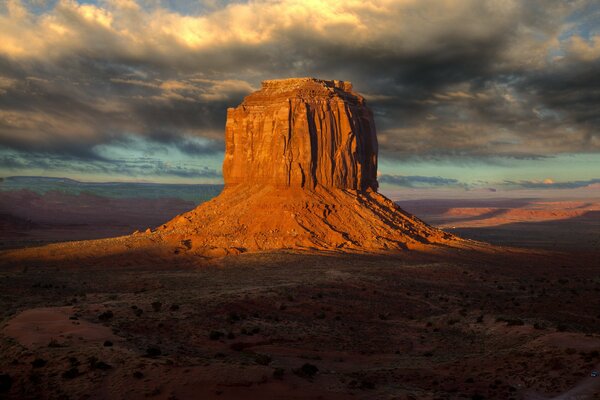 Cielo sobre una roca en el desierto