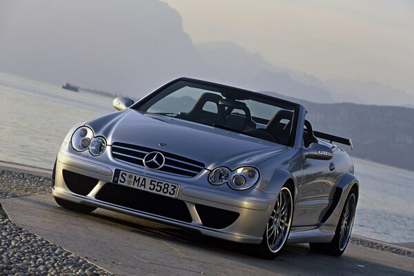 Voiture Mercedes couleur argent sur fond d eau et de la route