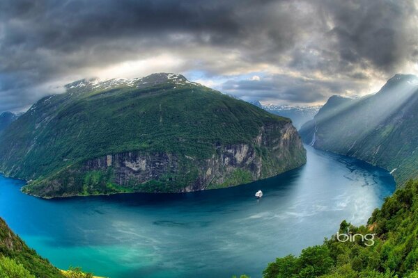 Naturaleza río montañas bosque