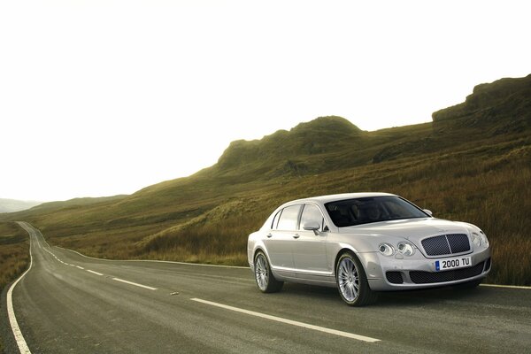 Bentley guida ad alta velocità lungo la strada