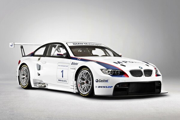 Superdeportivo blanco bmw M3 en espera de estrato