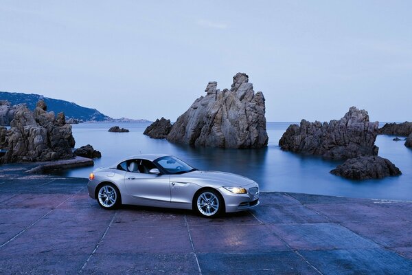 Voiture près de l eau sur fond de rochers