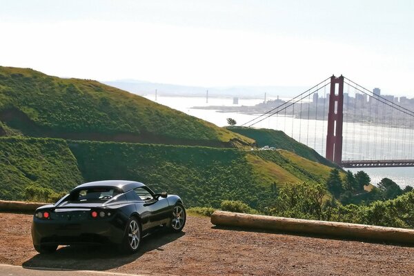 Voiture de sport sur fond de pont métallique