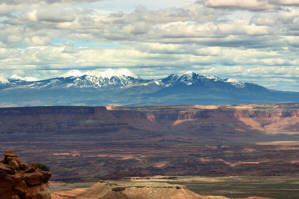 Las montañas y el cañón están apretados por densas nubes