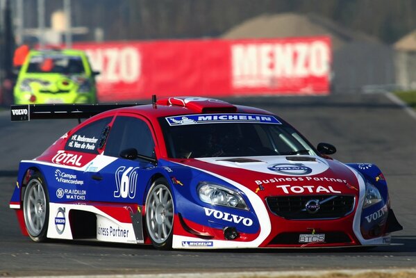 Voiture de sport Volvo btcs rouge et bleu en course