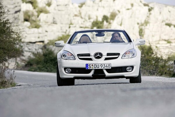 Mercedes-Auto auf der Autobahn in den Bergen