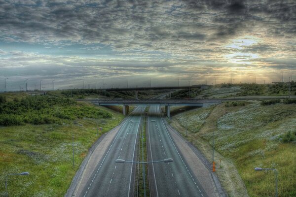 Route vide sous le pont seulement balisage