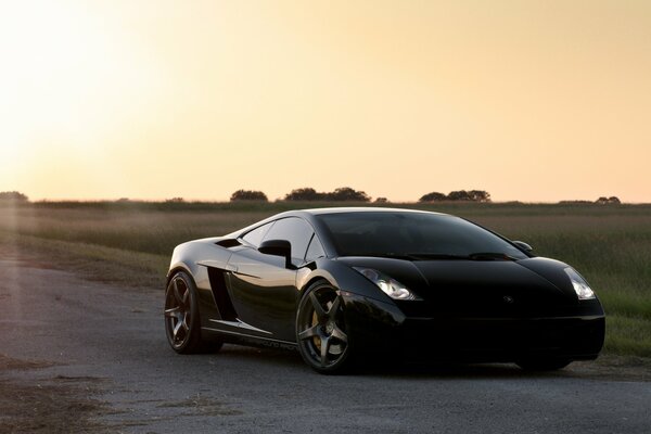 Lamborghini auf der Straße in der Sonne