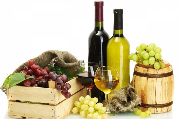 Due bottiglie di vino, Bicchieri, un barile e una cassa di uva