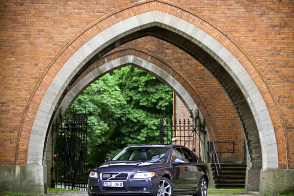 Bajo un arco de forma inusual se detuvo el coche Volvo