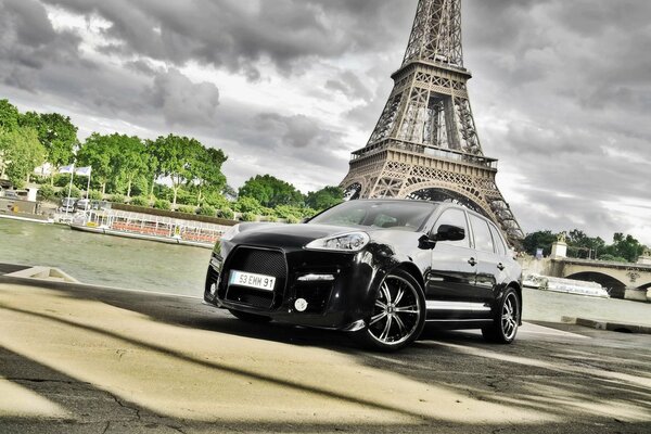 Potente auto vicino alla potente Torre Eiffel