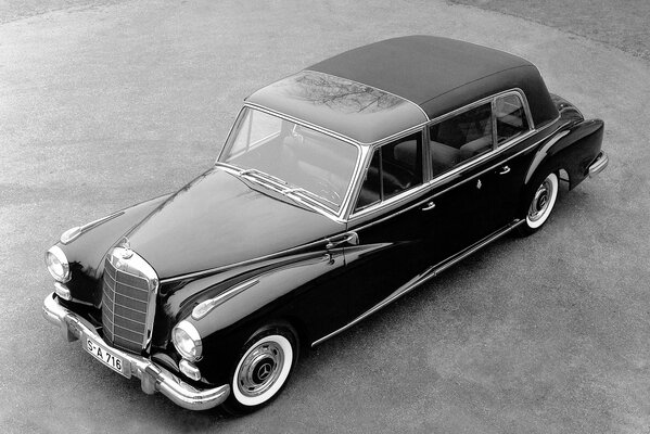 Retro-Mercedes-Auto auf Schwarz-Weiß-Foto