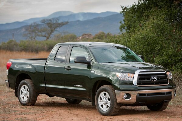 La camioneta Toyota se encuentra en medio de las montañas