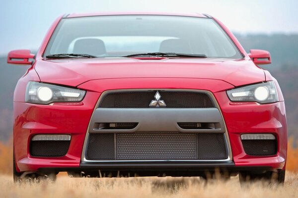 Voiture rouge Mitsubishi gros plan