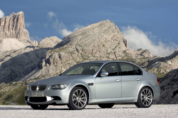BMW gris argenté sur le paysage de montagne