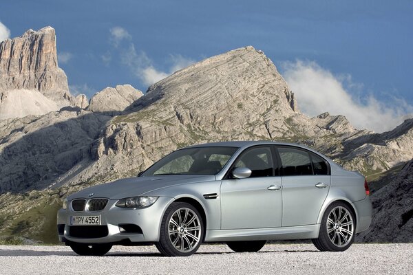 BMW grigio argento sul paesaggio montano