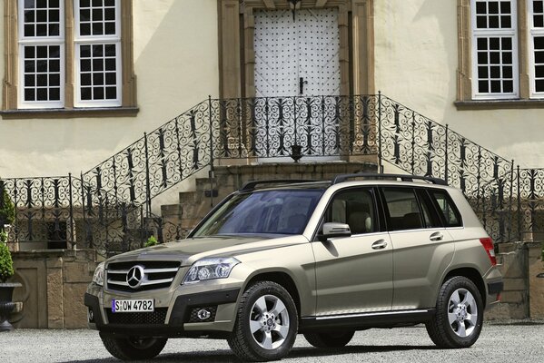 Voiture Mercedes Benz glk320 cdi 4MATIC près du bâtiment