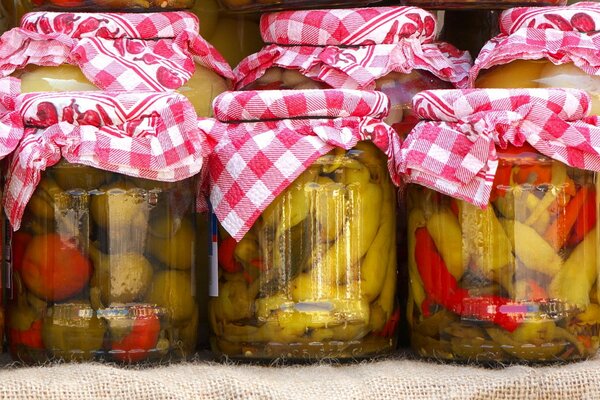 Photos de cornichons de grand-mère dans des bocaux