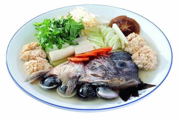 В тарелке морепродукты с рыбий головой