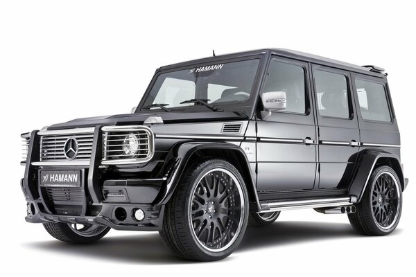 Schwarzer Mercedes Benz g55 auf weißem Hintergrund