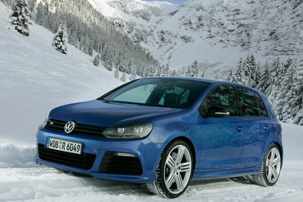 Golf blu in montagna innevataauto da golf