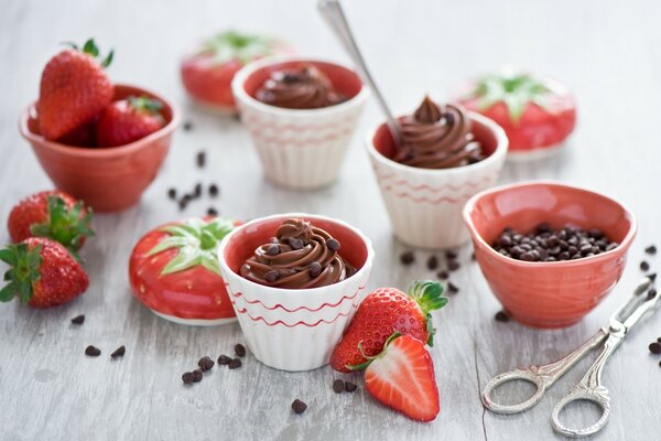 Merienda dulce con chocolate y fresas