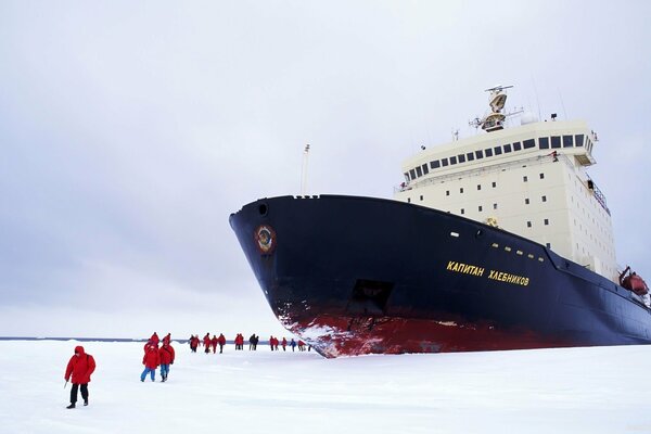 L équipe soviétique descend du navire